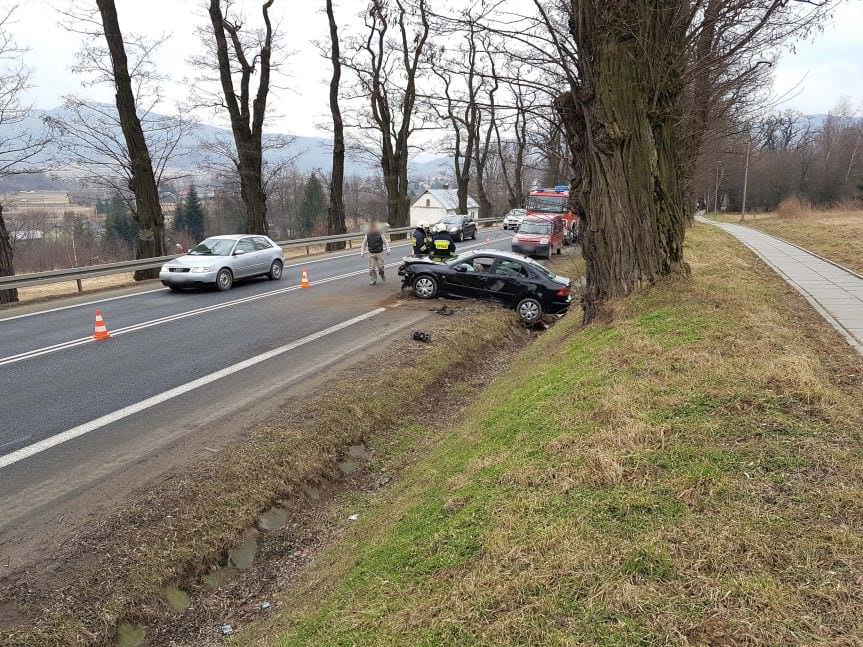 Wypadek w Zboiskach. Kierująca samochodem osobowym wjechała do rowu