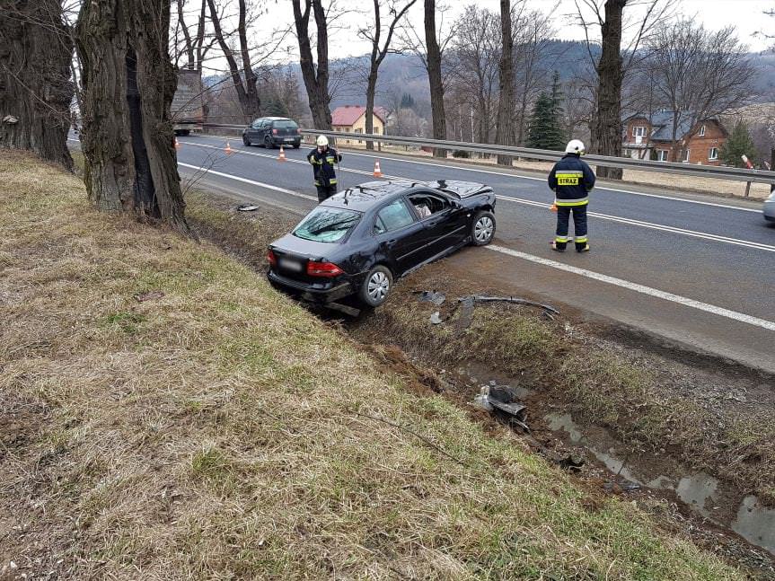 Wypadek w Zboiskach. Kierująca samochodem osobowym wjechała do rowu