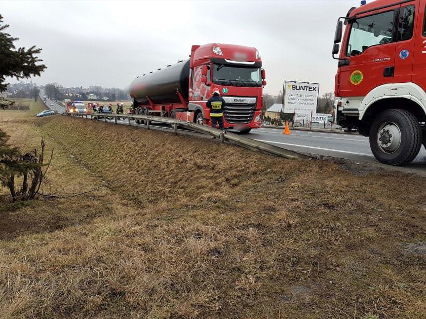 Zderzenie ciężarówki z samochodem osobowym w Rogach