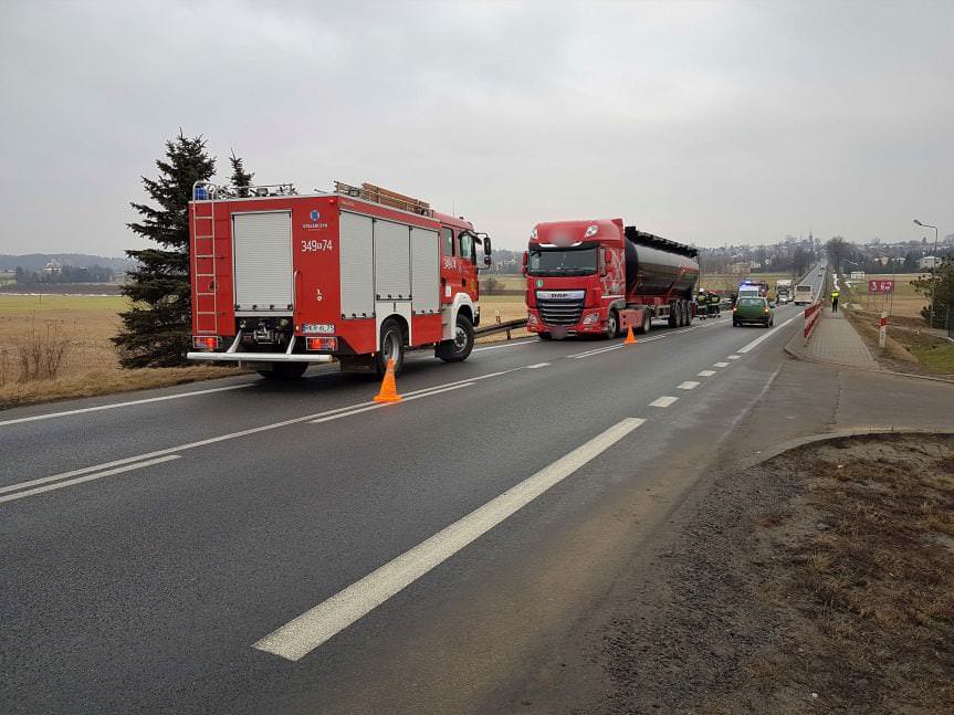 Zderzenie ciężarówki z samochodem osobowym w Rogach