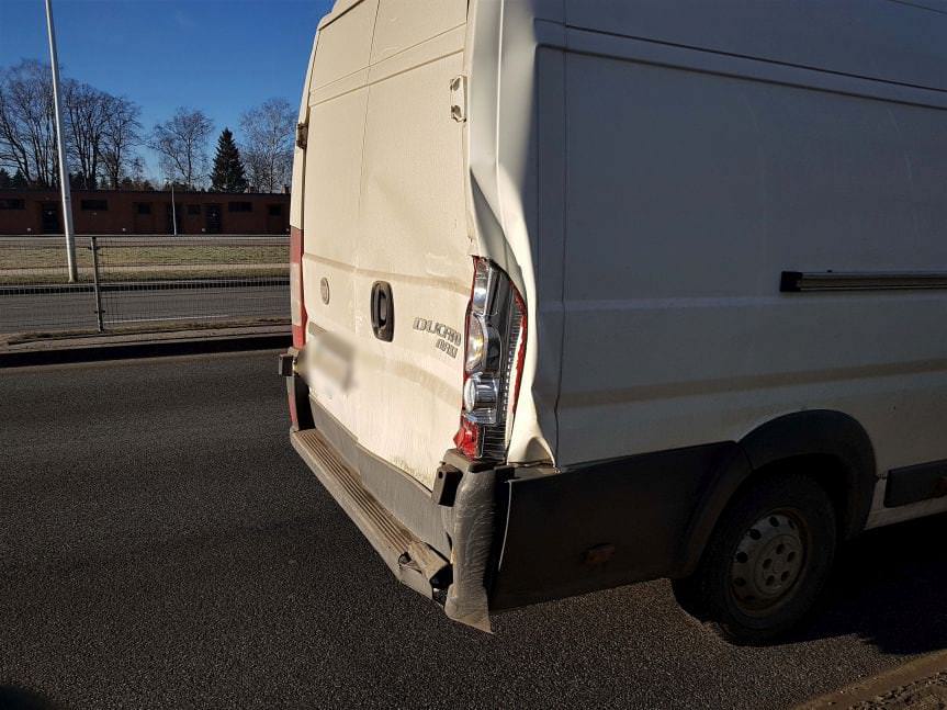 Zderzenie dwóch samochodów dostawczych w Krośnie