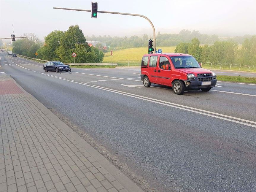 Zderzenie Fiata i Seata na skrzyżowaniu w Krośnie