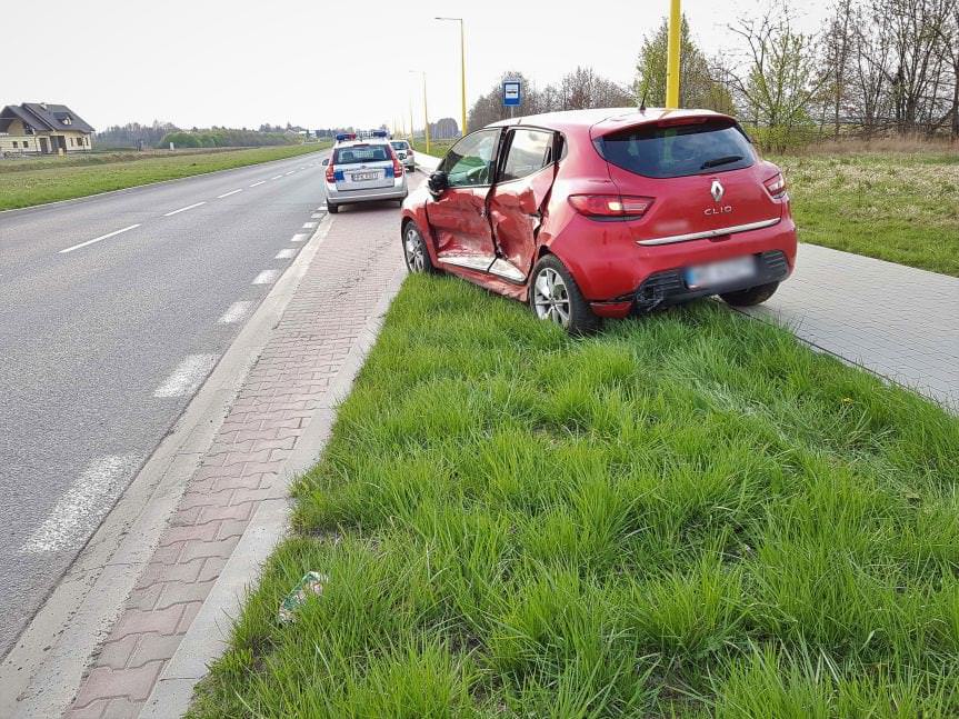 Zderzenie volkswagena i renault na ulicy Lotników w Krośnie