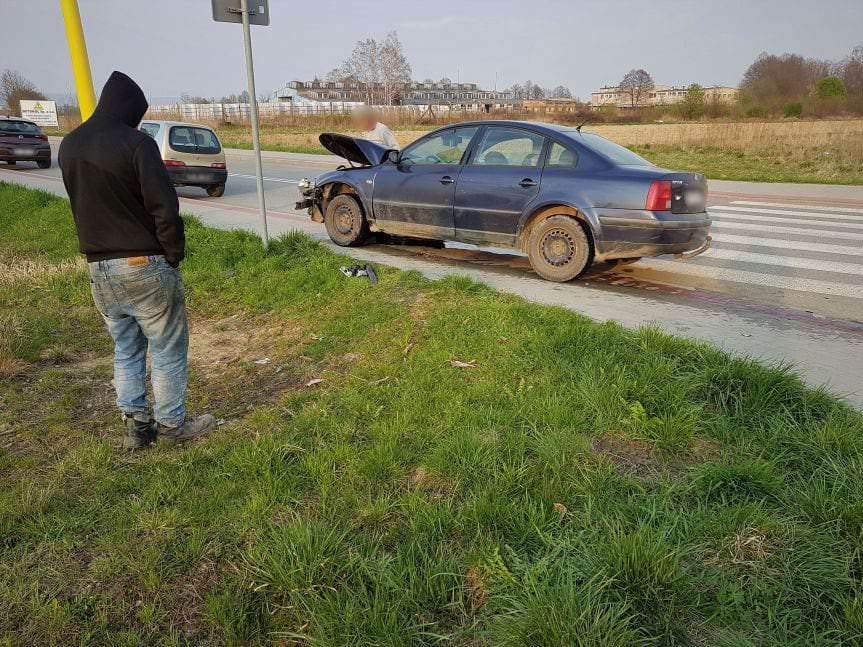 Zderzenie volkswagena i renault na ulicy Lotników w Krośnie