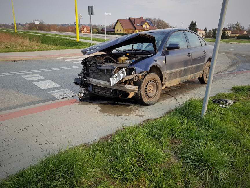 Zderzenie volkswagena i renault na ulicy Lotników w Krośnie