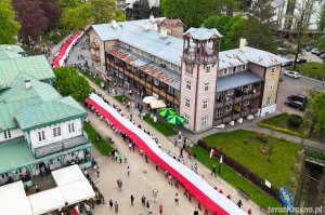 210-metrowa flaga po raz pierwszy na ulicach Iwonicza-Zdroju