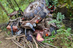 72-latek przygnieciony przez traktor