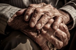 73-latek w piżamie i pantoflach błąkał się po mieście