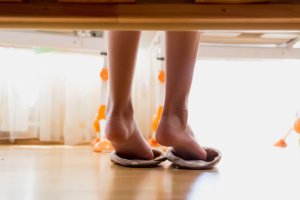 Był poszukiwany. Ukrywał się pod łóżkiem