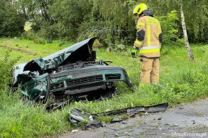 Bzianka. Samochód w rowie po uderzeniu w drzewo