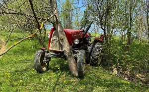 Ciągnik przejechał mężczyznę i uderzył w drzewo