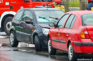 Czołowe zderzenie dwóch samochodów w Korczynie