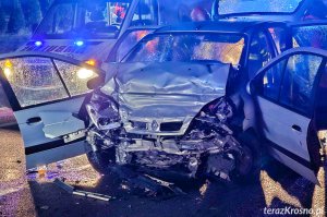 Wypadek w Komborni, czołowe zderzenie osobówki z ciężarówką