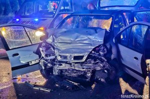 Wypadek w Komborni, czołowe zderzenie osobówki z ciężarówką