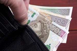 Dzielnicowy po służbie zatrzymał 70-latka, który przywłaszczył znaleziony portfel