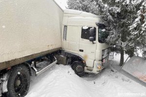 Fatalne warunki na drogach. Na DK19 tir uderzył w ogrodzenie