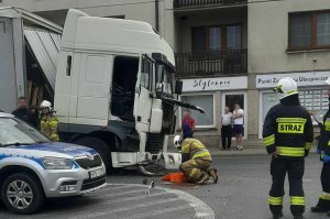 Gwałtownie zahamował. Ładunek przebił się z naczepy do kabiny