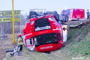 Jasło. Dachowanie ciężarówki