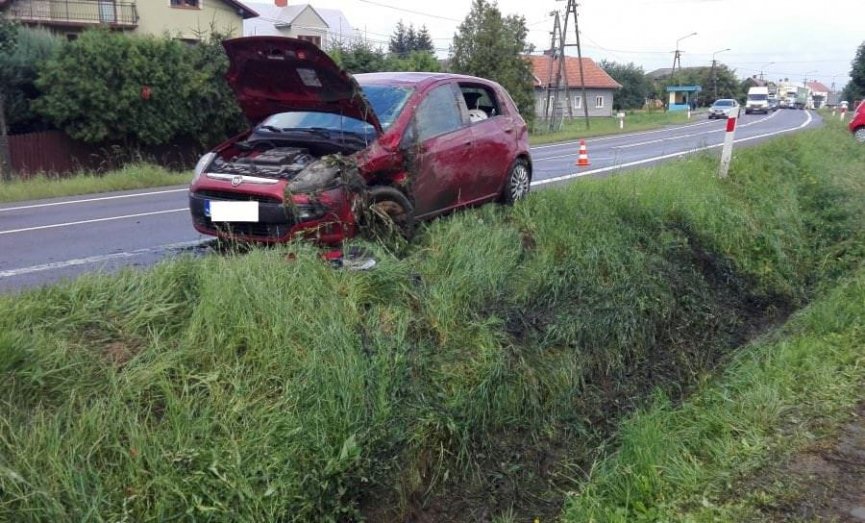 Kierujący Fiatem wjechał do rowu