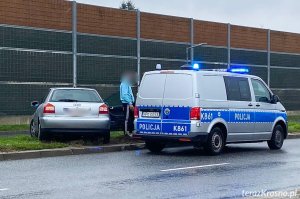 Kolizja na Podkarpackiej. Auto zatrzymało się na pasie zieleni