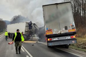 Lipowica. Strażnicy graniczni wyciągnęli człowieka z płonącej ciężarówki