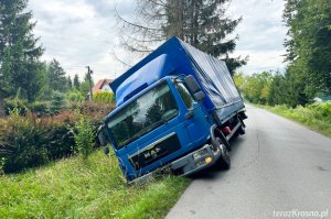 Manewr wymijania zakończył się w rowie