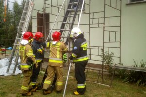 Mężczyzna stracił przytomność podczas prac przy dachu