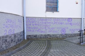 Obraźliwe napisy na sanktuarium w Tarnowcu - policja ustaliła, kto za tym stoi!