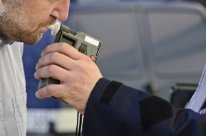Pijany uderzył w drzewo na 3 Maja
