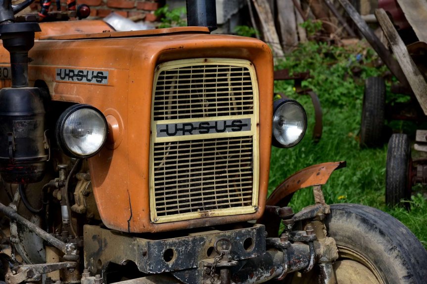 Pojechali na przejażdżkę odpalając traktor śrubokrętem