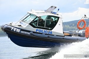 Policjanci doskonalili umiejętności ratownicze na Jeziorze Solińskim