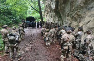 Policjanci i żołnierze doskonalili techniki wspinaczkowe  
