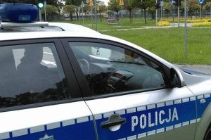 Policjanci pomogli wychłodzonemu seniorowi. Wyszedł z domu w samej bieliźnie