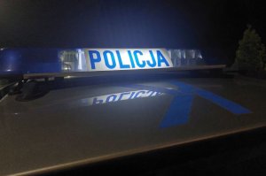Policjanci przestrzegają przez oszustami podszywającymi się pod pracowników banku