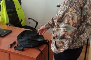 Policjanci ustalili i zatrzymali sprawcę kradzieży z włamaniem do samochodu