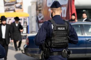Policjanci zabezpieczają pielgrzymkę Chasydów w Leżajsku