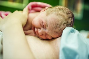 Policyjna eskorta rodzącej kobiety