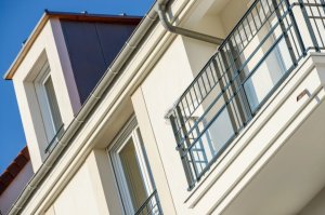 Poszukiwany listem gończym chciał uciec przez balkon, wpadł prosto w ręce dzielnicowych