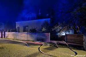 Pożar altany w Krośnie. Strażacy walczyli z ogniem przy budynku mieszkalnym