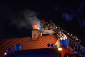 Pożar domu w Muninie. Funkcjonariusze Straży Ochrony Kolei uratowali dwie osoby