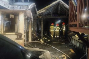 Pożar w Lesku. Ogień zniszczył dom, garaż i samochody