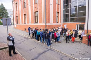 Protest przed Urzędem Gminy w Jedliczu. Czy 5G szkodzi zdrowiu?