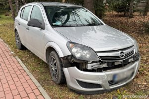 Przewrócone ogrodzenie i uszkodzony opel