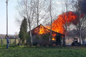 Pustyny. Pożar drewnianego budynku