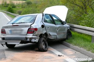 Równe. Samochód osobowy uderzył w bariery energochłonne