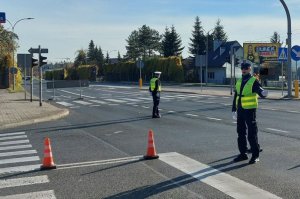 Rzeszowscy policjanci czuwają nad bezpieczenstwem odwiedzajacych groby swoich bliskich