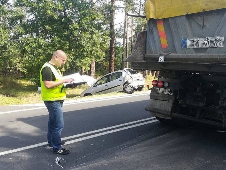 Samochód ciężarowy uderzył w peugeota