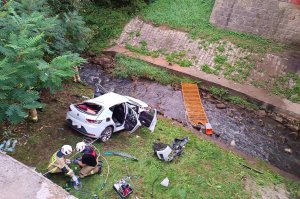 Seat przebił bariery ochronne i spadł do koryta  rzeki, kierowca zginął
