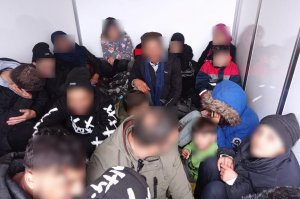 Śledztwo po zatrzymaniu kuriera przewożącego imigrantów