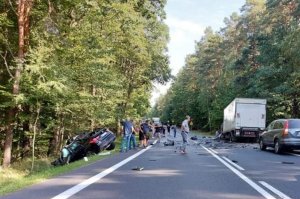 Śmiertelny wypadek w Widełce. Nie żyje kierowca BMW